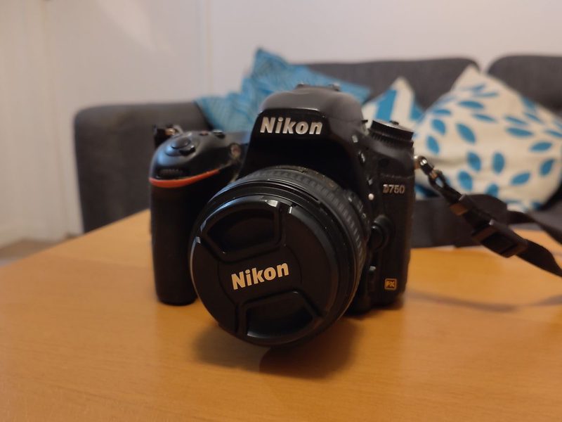 Extrem close up of a Nikon DSLR on a table