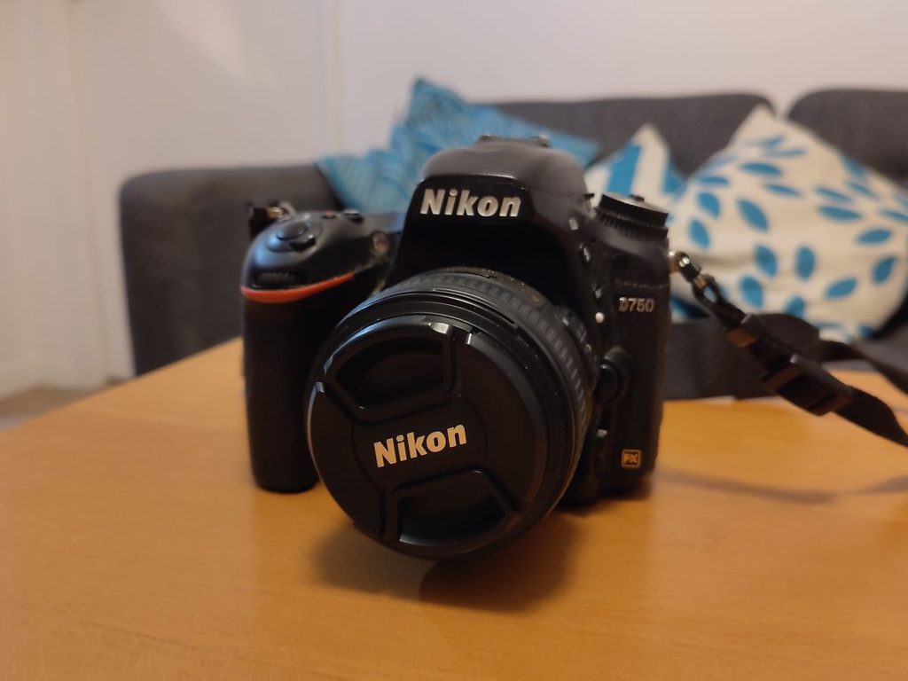 Extrem close up of a Nikon DSLR on a table